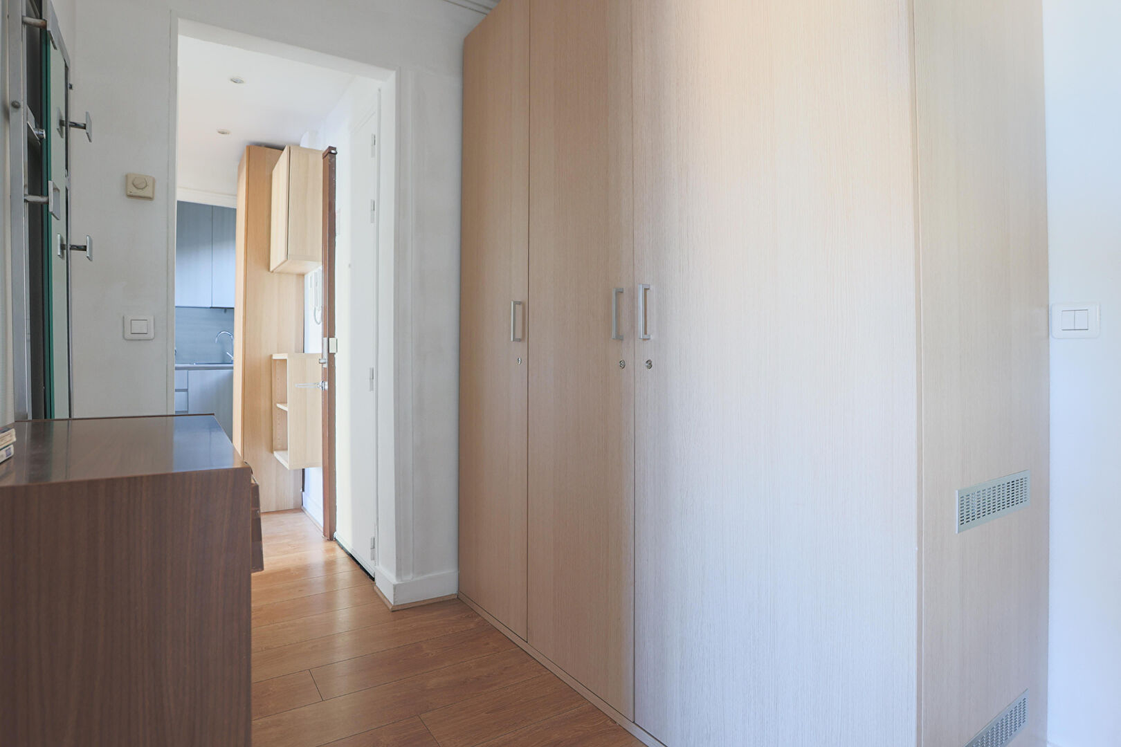 Four rooms on the top floor with a long balcony! 9