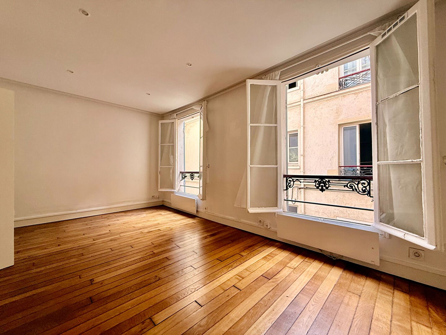 Studio lumineux et paisible, proche de la place des Abbesses 2