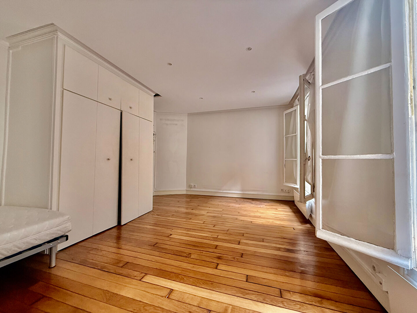 Studio lumineux et paisible, proche de la place des Abbesses 3