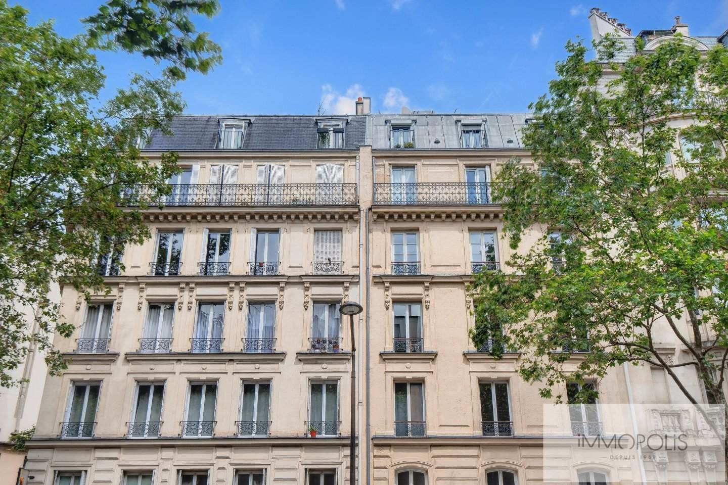 Charming renovated 2 room apartment. 12
