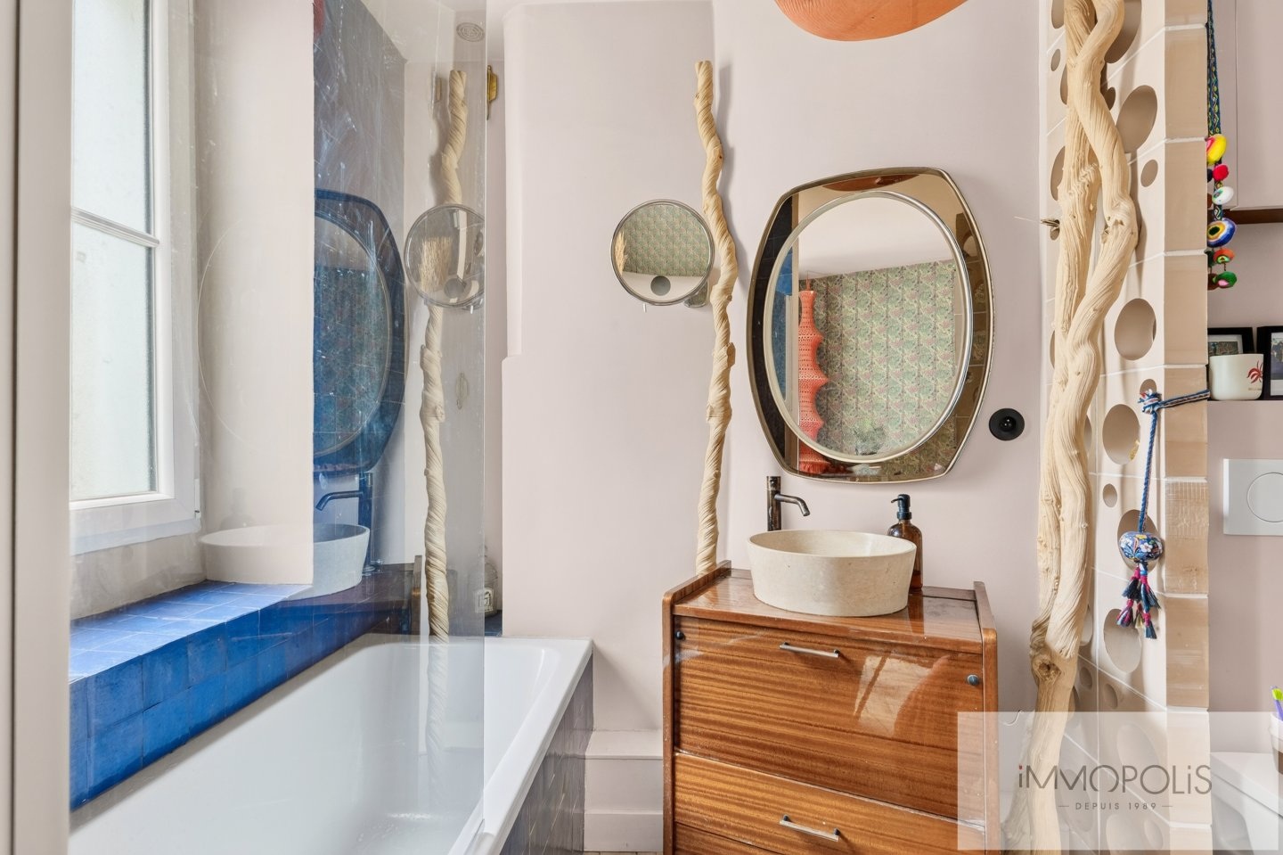 3 pièces entièrement rénové avec balcon. Abbesses. 12
