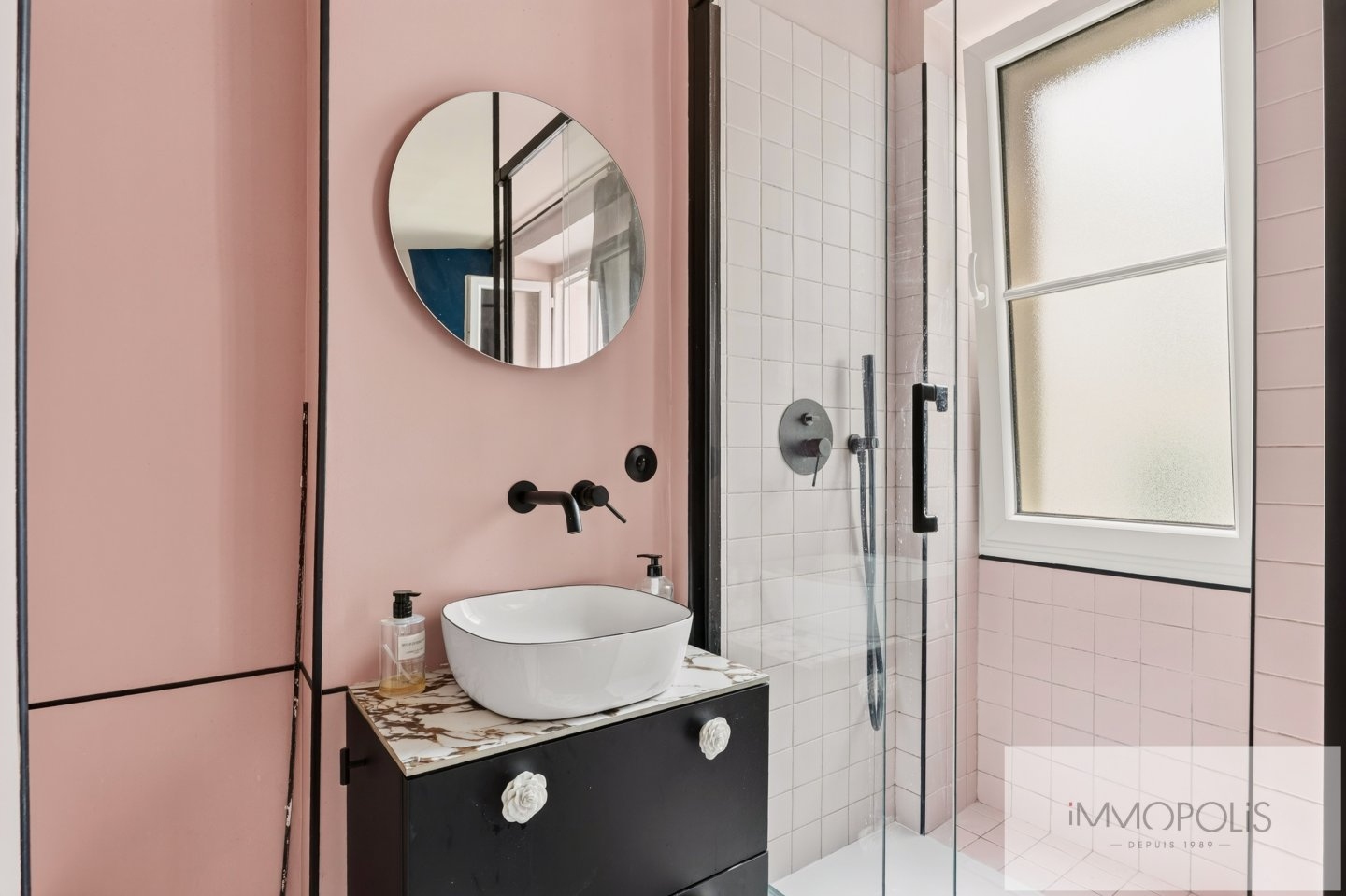 3 pièces entièrement rénové avec balcon. Abbesses. 15