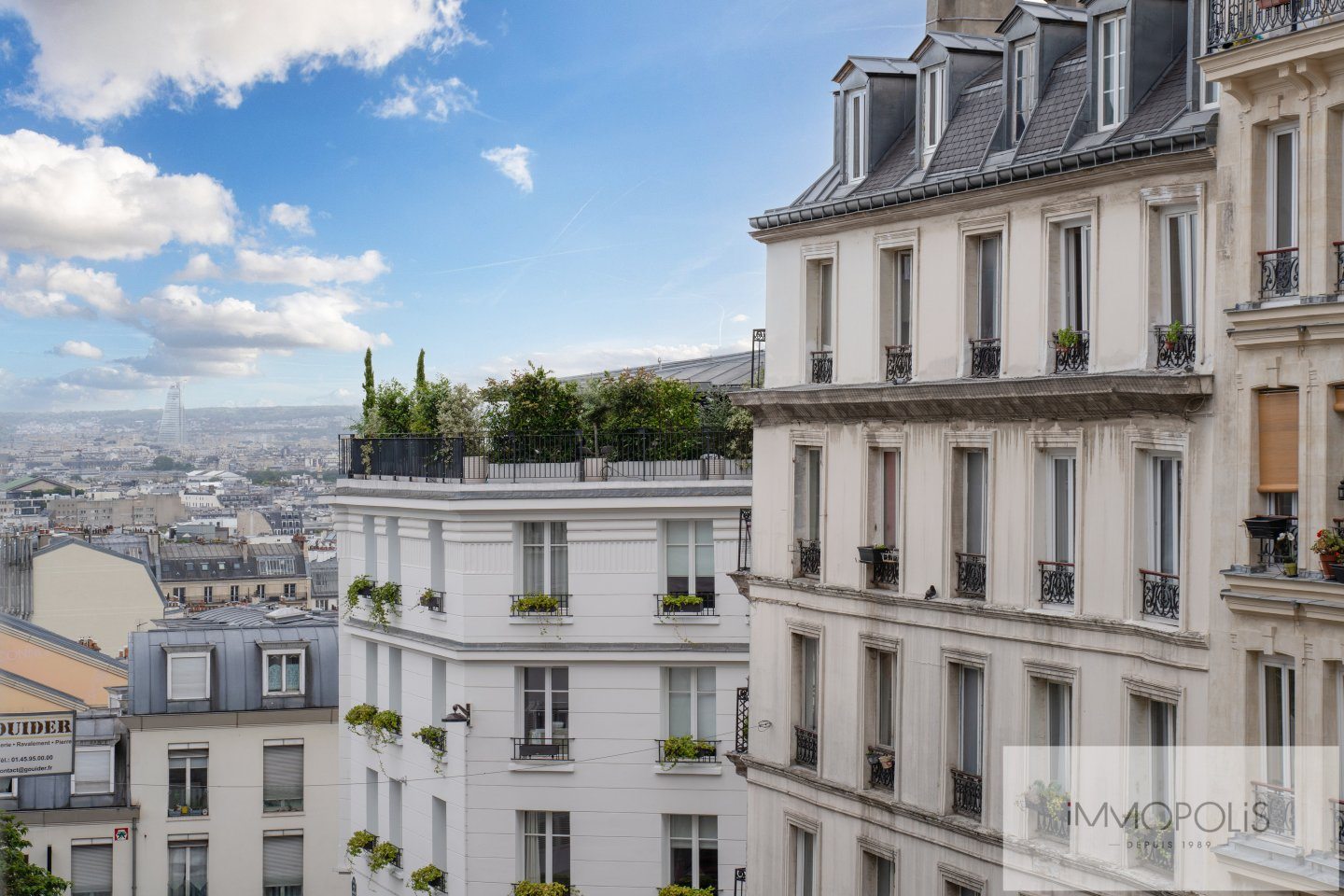 3 pièces entièrement rénové avec balcon. Abbesses. 17