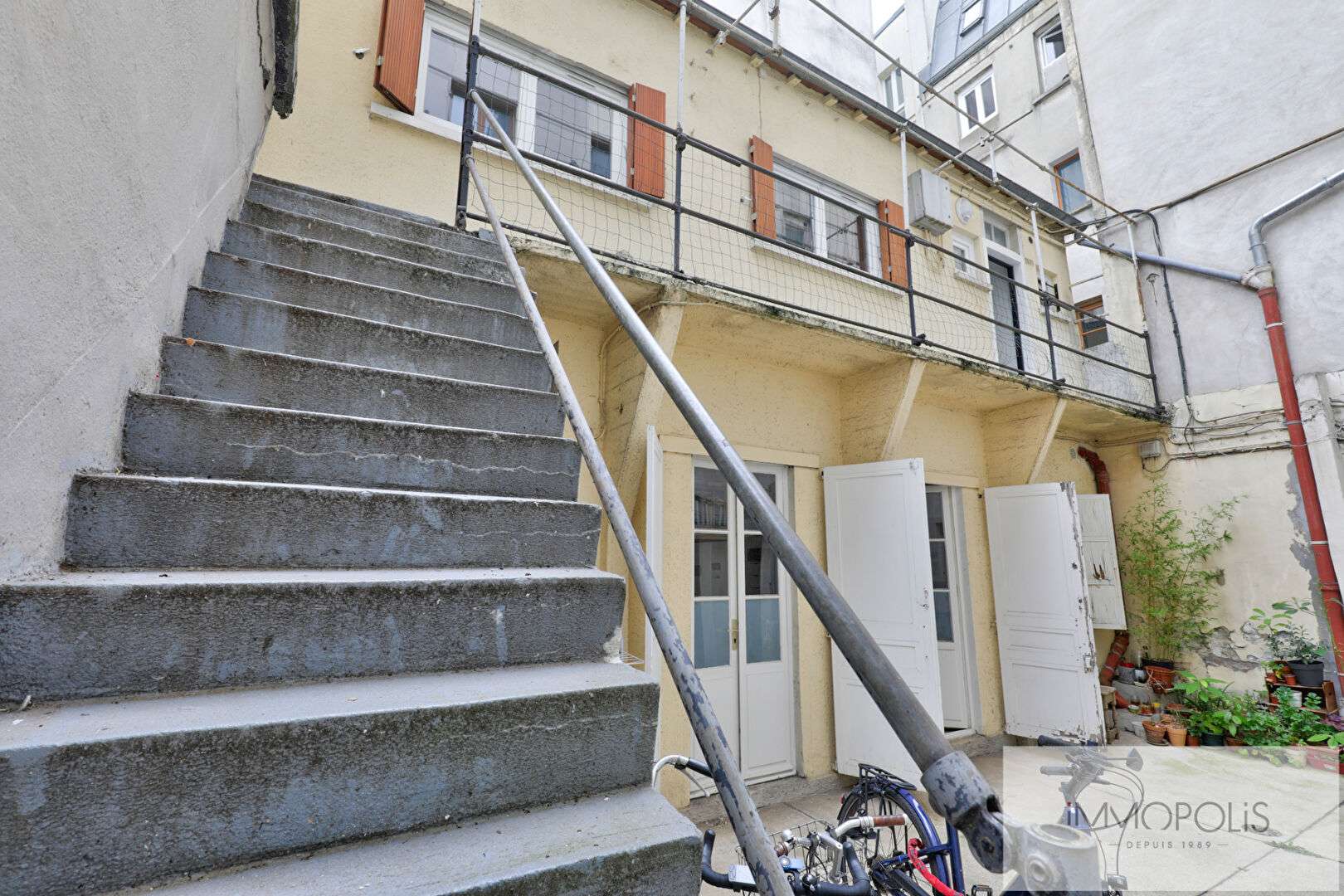Rue Berthe Studio of 30 m² 9