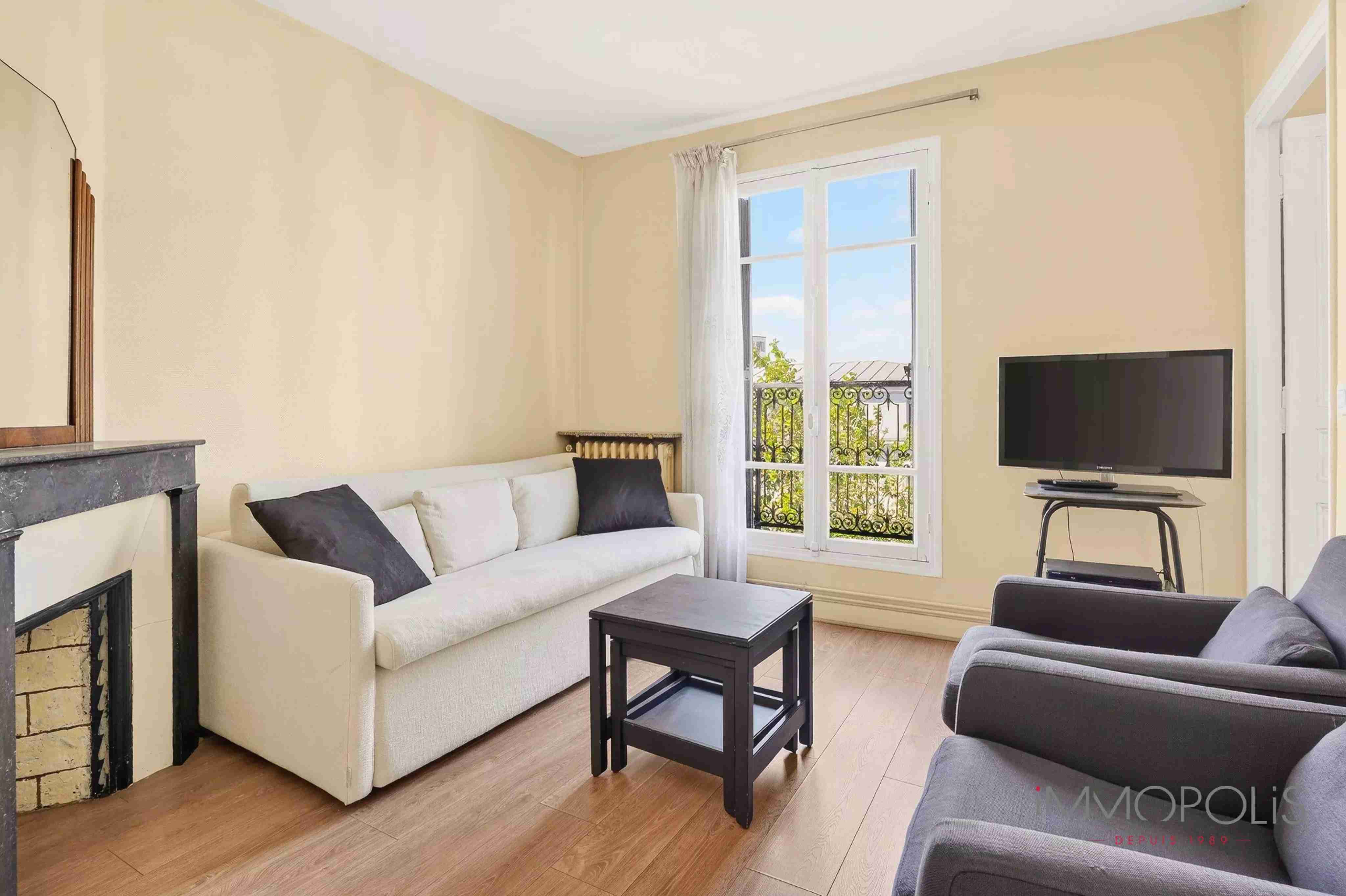 Four rooms on the top floor with a long balcony! 1
