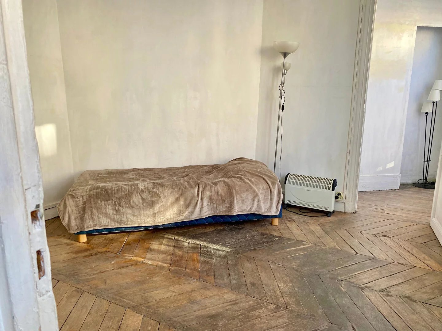 Appartement haussmannien plein de charme, proche du square Montholon, avec beaucoup de potentiel et bien agencé de 94 m² 4 Appartement haussmannien plein de charme, proche du square Montholon, avec beaucoup de potentiel et bien agencé de 94 m² 4