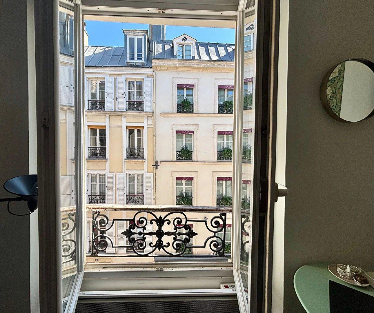 Studio très lumineux au 3e étage d’une rue calme et recherchée aux Abbesses 1 Studio très lumineux au 3e étage d’une rue calme et recherchée aux Abbesses 1