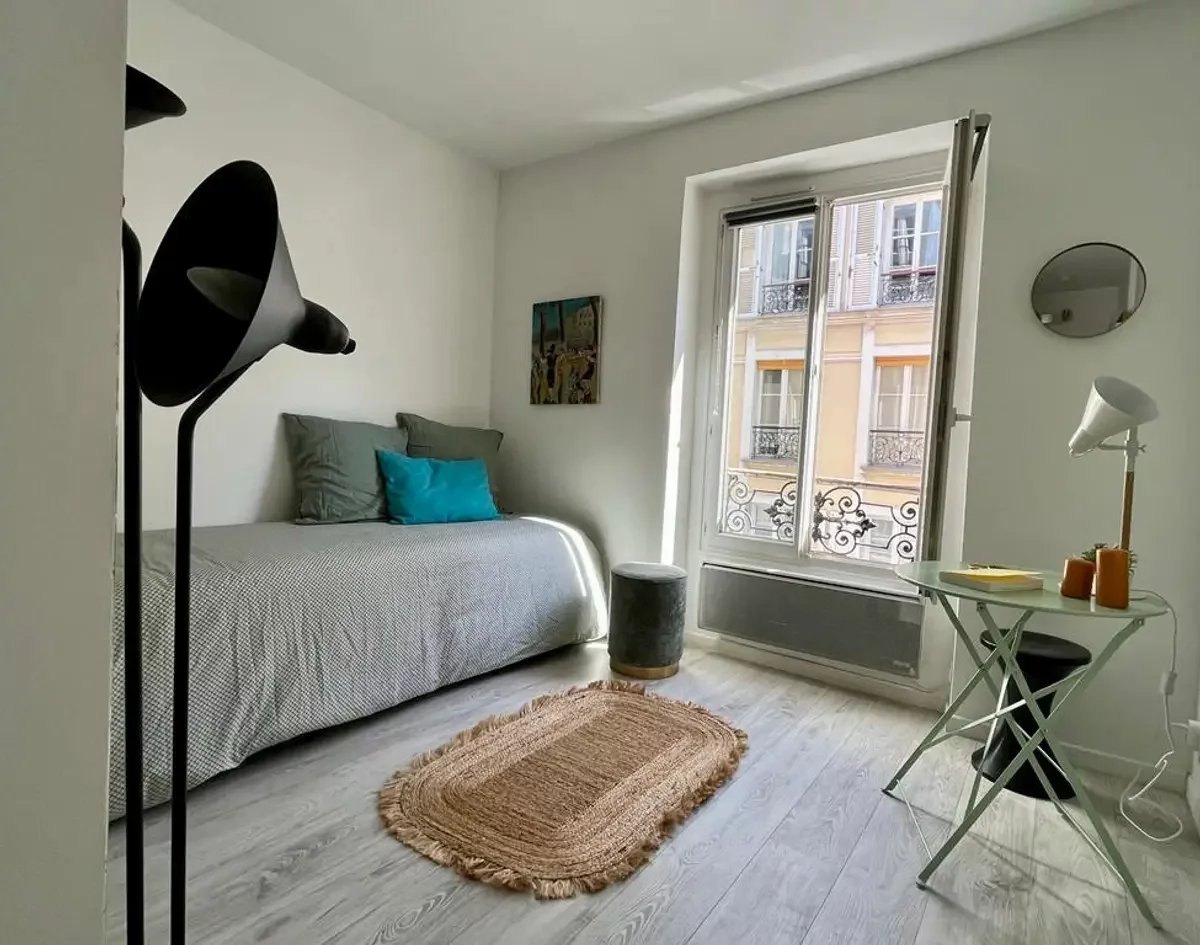 Studio très lumineux au 3e étage d’une rue calme et recherchée aux Abbesses 2 Studio très lumineux au 3e étage d’une rue calme et recherchée aux Abbesses 2