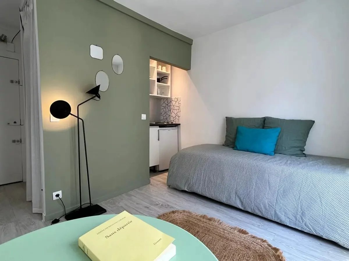 Studio très lumineux au 3e étage d’une rue calme et recherchée aux Abbesses 3 Studio très lumineux au 3e étage d’une rue calme et recherchée aux Abbesses 3