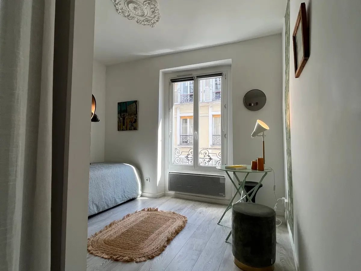 Studio très lumineux au 3e étage d’une rue calme et recherchée aux Abbesses 5 Studio très lumineux au 3e étage d’une rue calme et recherchée aux Abbesses 5