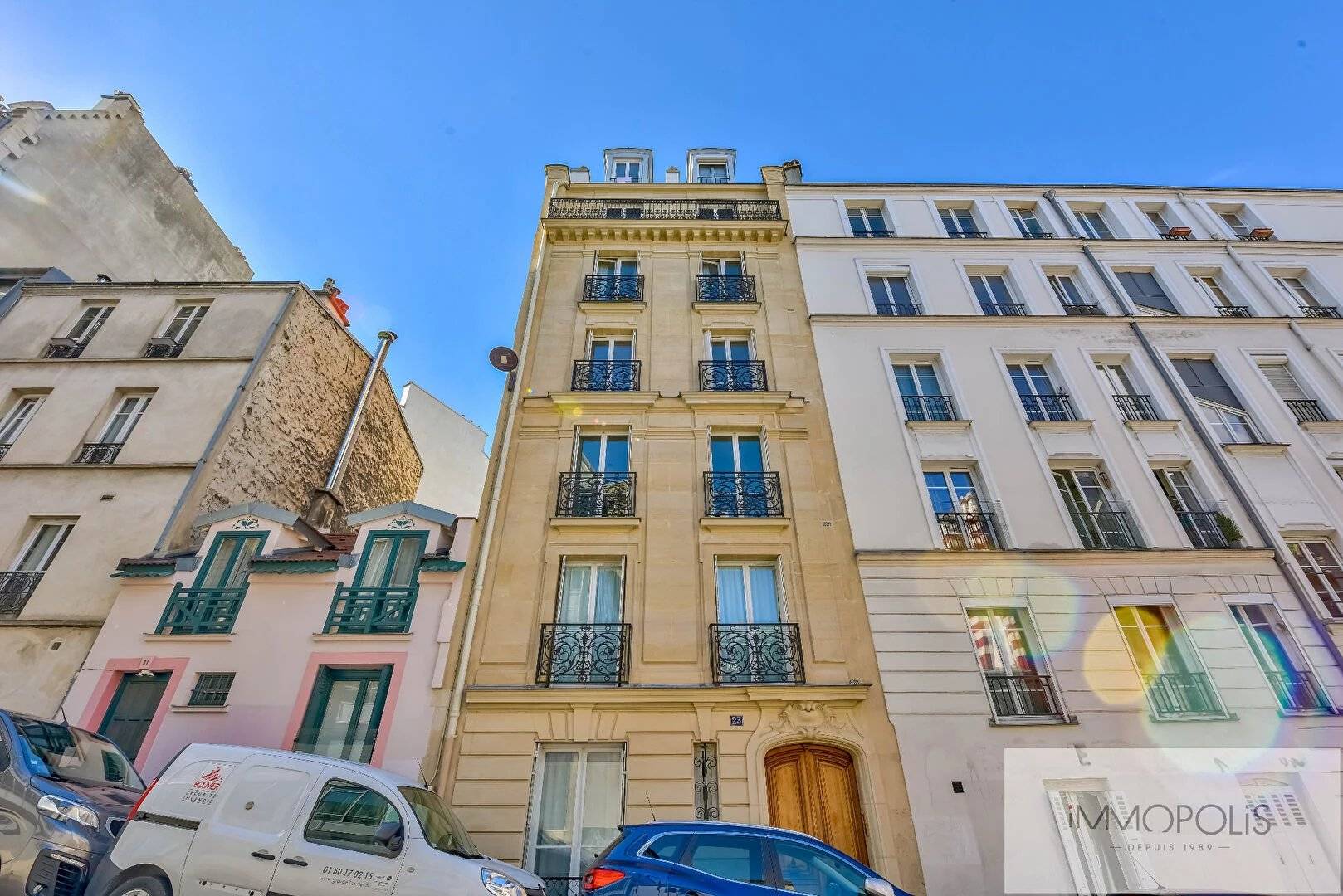 Démembrement de propriété temporaire de 10 ans : Montmartre – Rue de Tourlaque – Vue dégagée sur la Cité des Fusains ! 16 Démembrement de propriété temporaire de 10 ans : Montmartre – Rue de Tourlaque – Vue dégagée sur la Cité des Fusains ! 16