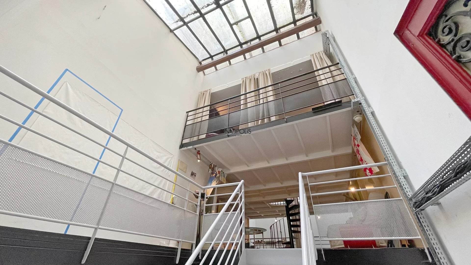 Loft atypique à usage de local (mixte possible), 156 m² sur 3 niveaux avec verrières : Paris 9e-18e, Martyrs / Clichy 2 Loft atypique à usage de local (mixte possible), 156 m² sur 3 niveaux avec verrières : Paris 9e-18e, Martyrs / Clichy 2