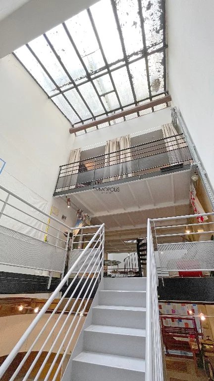 LOFT / ATELIER D’ARTISTE totalement atypique, en OPEN SPACE sur trois niveaux, avec DEUX VERRIÈRES donnant sur une cour calme ! 12 LOFT / ATELIER D’ARTISTE totalement atypique, en OPEN SPACE sur trois niveaux, avec DEUX VERRIÈRES donnant sur une cour calme ! 12