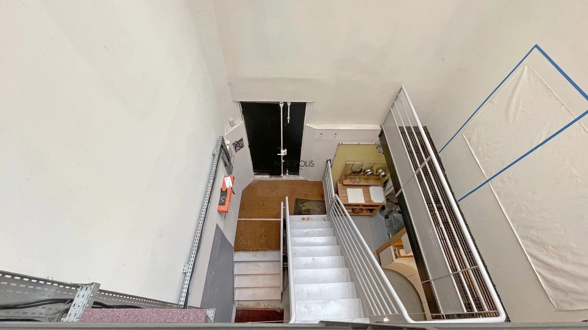 LOFT / ATELIER D’ARTISTE totalement atypique, en OPEN SPACE sur trois niveaux, avec DEUX VERRIÈRES donnant sur une cour calme ! 7 LOFT / ATELIER D’ARTISTE totalement atypique, en OPEN SPACE sur trois niveaux, avec DEUX VERRIÈRES donnant sur une cour calme ! 7