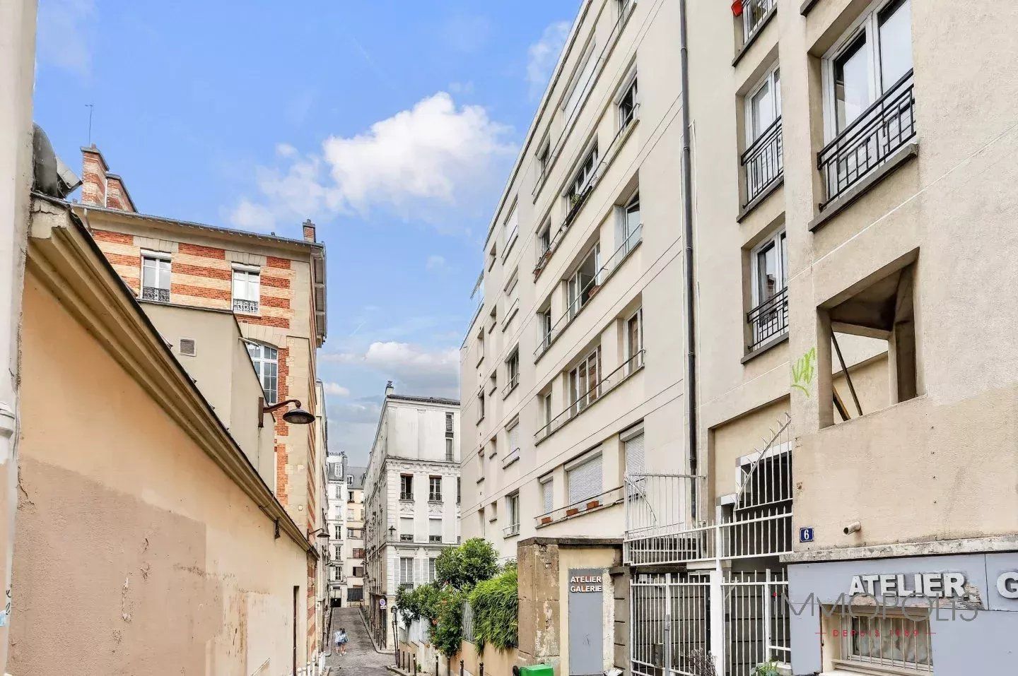 2 room apartment Abbesses. 14