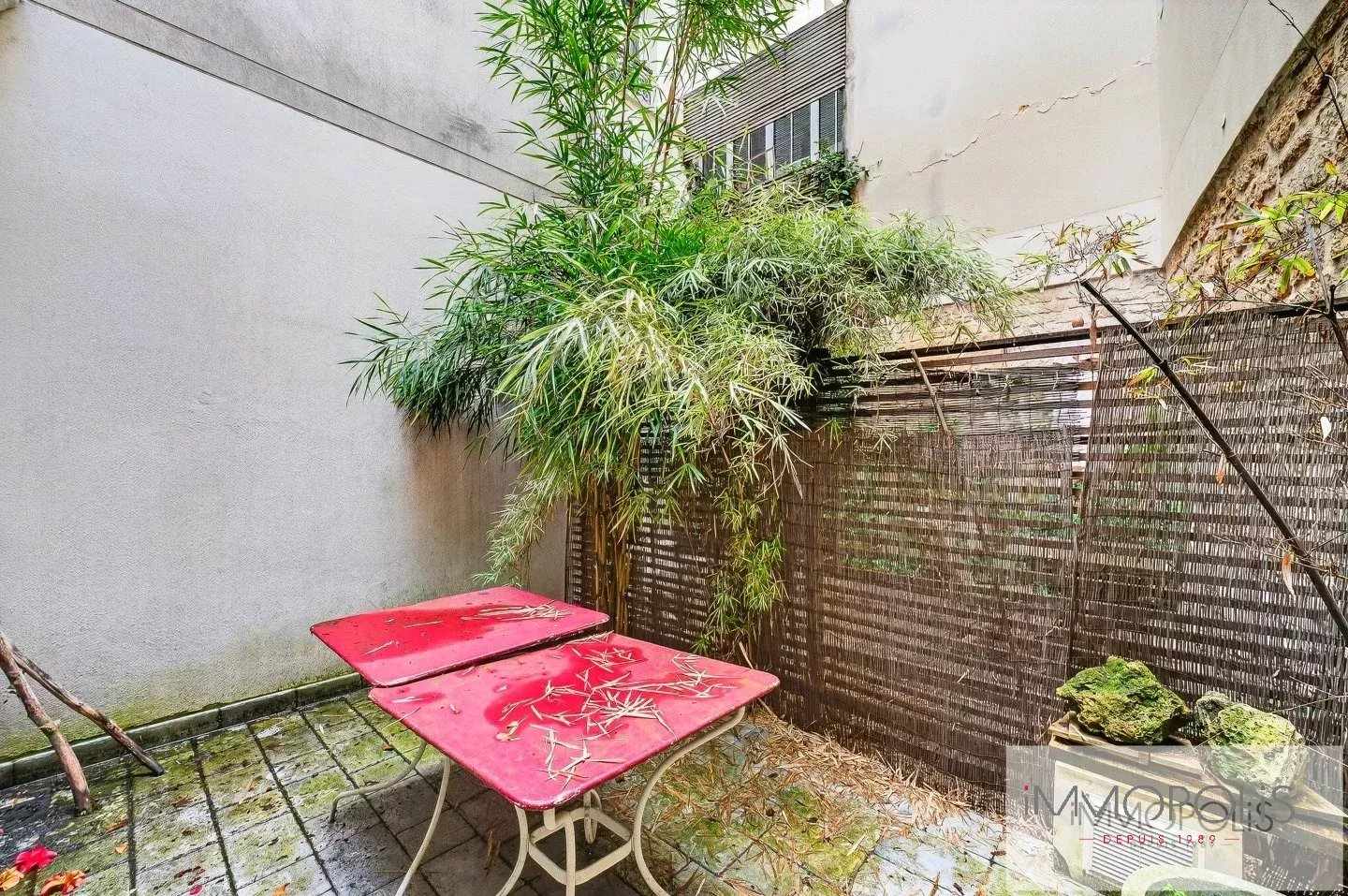 Rue Durantin in the heart of Abbesses. 6 Rue Durantin in the heart of Abbesses. 6