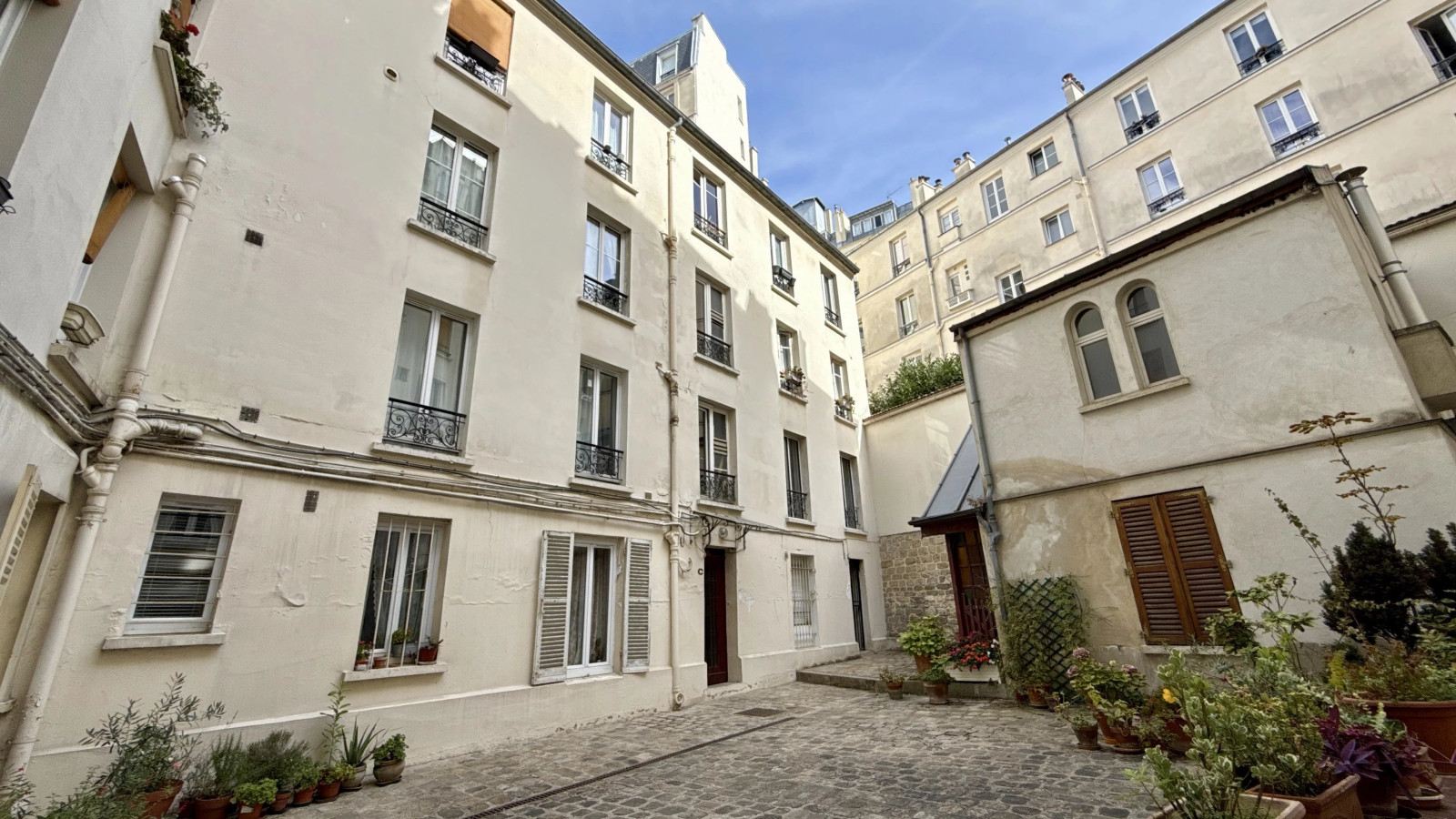 Montmartre, rue d’Orchampt : lumière, calme et charme sont au rendez-vous ! 4 Montmartre, rue d’Orchampt : lumière, calme et charme sont au rendez-vous ! 4