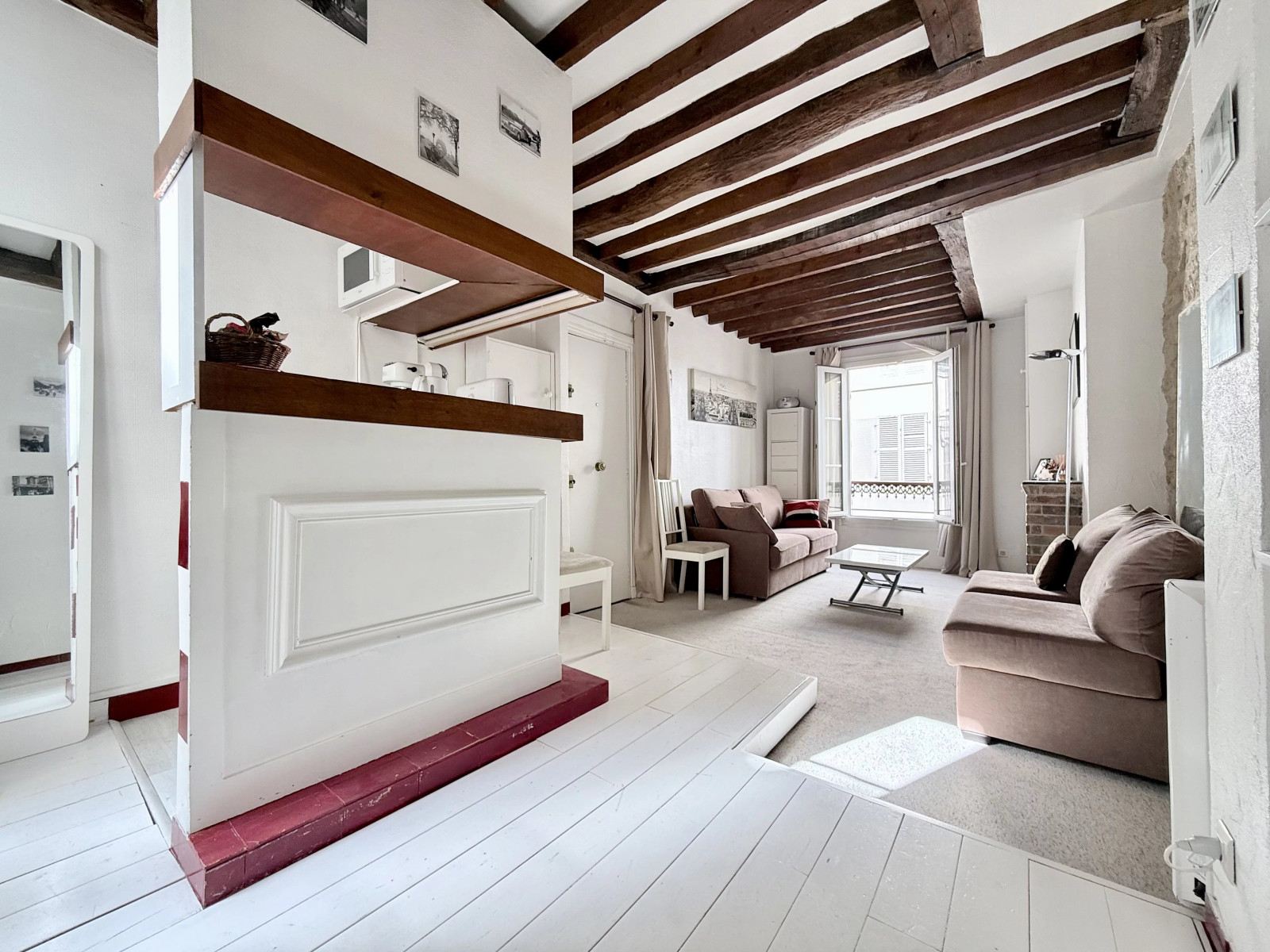 Montmartre, Abbesses, studio de charme très calme 1