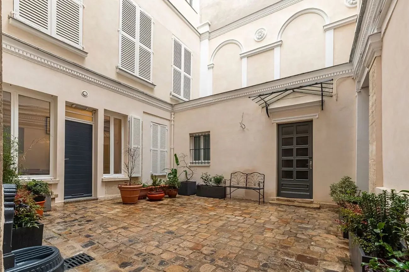HAUT-MARAIS – TEMPLE | 115 M² TO REINVENT | 3 TO 4 BEDROOMS 17 HAUT-MARAIS – TEMPLE | 115 M² TO REINVENT | 3 TO 4 BEDROOMS 17
