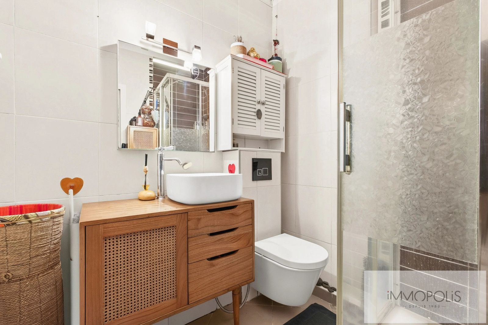 Montmartre – Rue Lepic / Abbesses – 2 chambres 10 Montmartre – Rue Lepic / Abbesses – 2 chambres 10