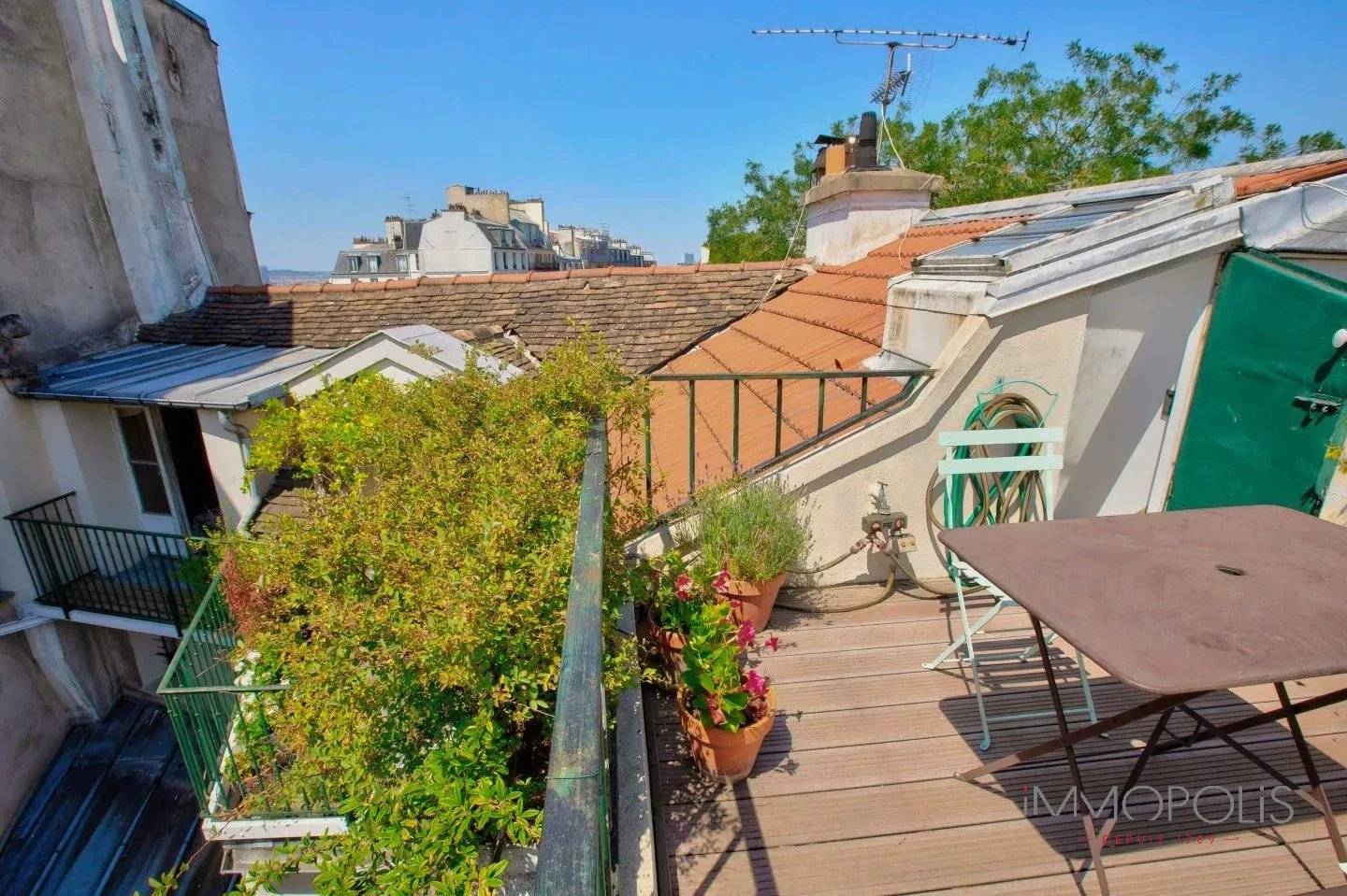 Place Jean Baptiste Clément – Haut Montmartre. 11 Place Jean Baptiste Clément – Haut Montmartre. 11