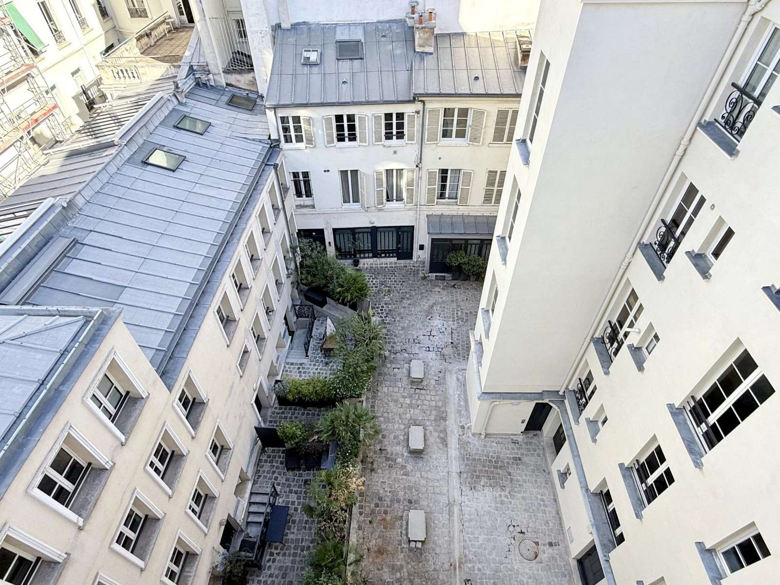 Notre-Dame-de-Lorette — All the Haussmannian charm in a studio 10 Notre-Dame-de-Lorette — All the Haussmannian charm in a studio 10
