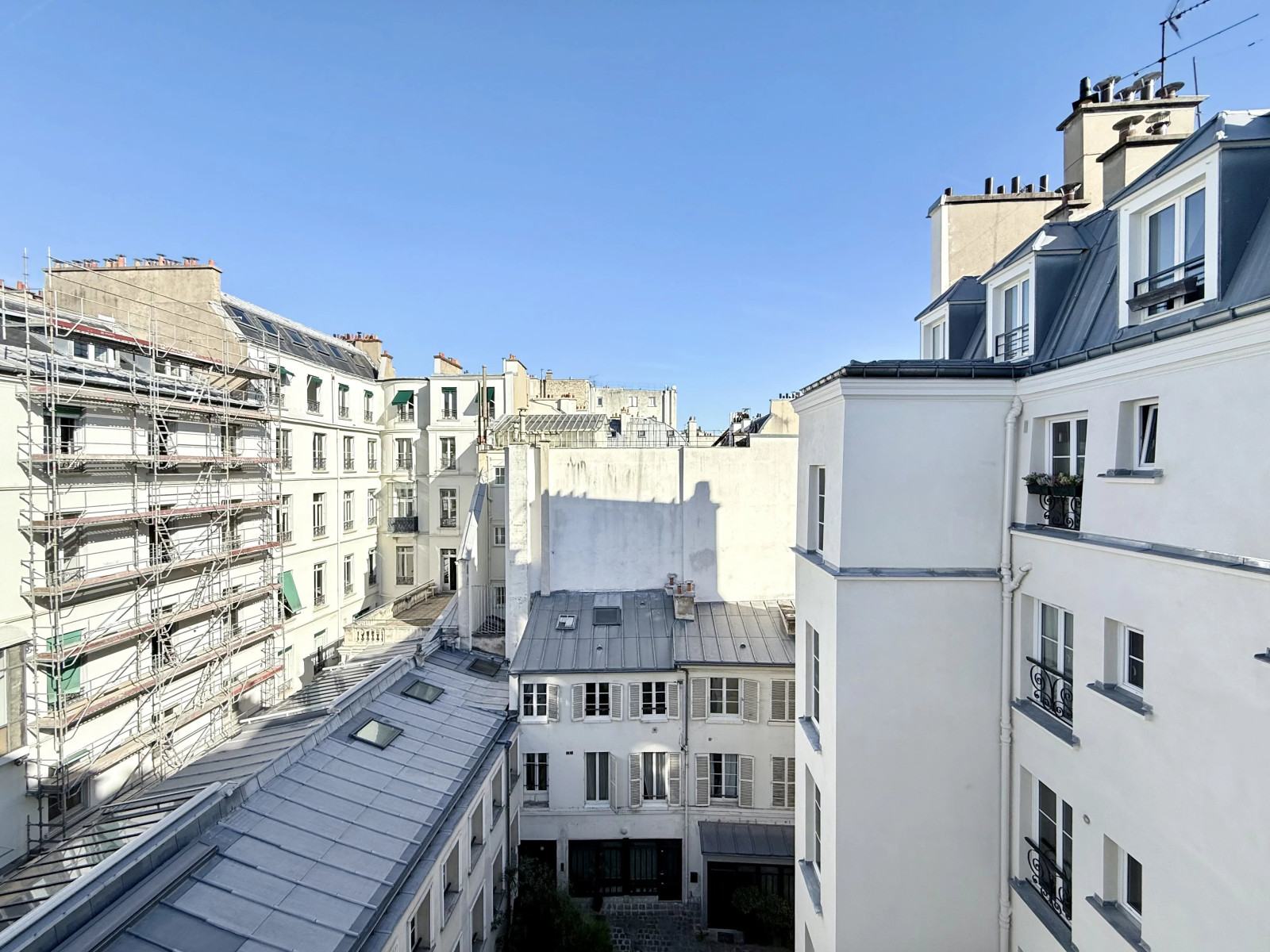 Notre-Dame-de-Lorette — All the Haussmannian charm in a studio 2 Notre-Dame-de-Lorette — All the Haussmannian charm in a studio 2